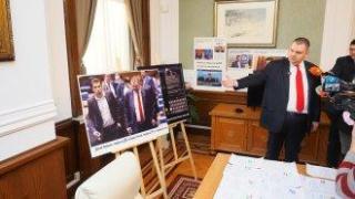 Пеевски аранжира "Музей на сглобката“ в кабинета с герба