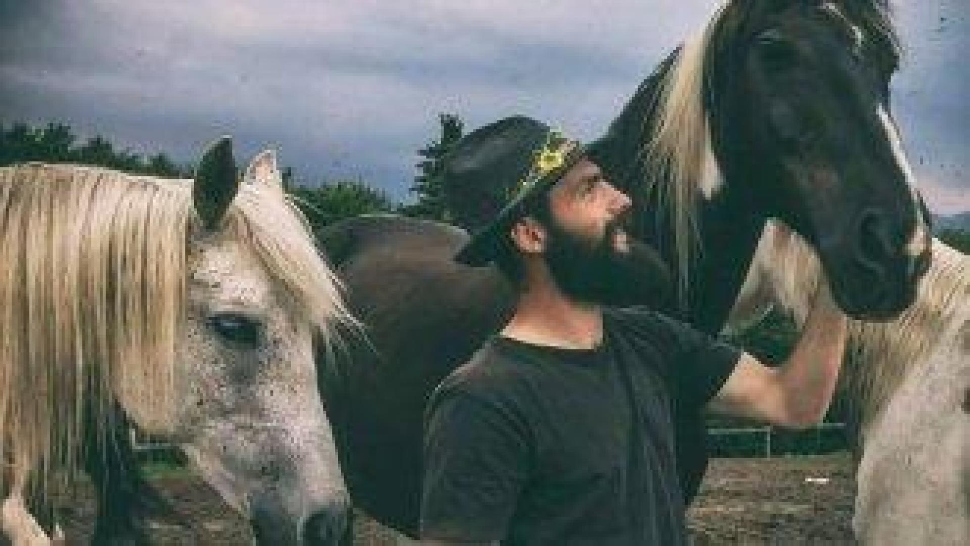 "Богат съм душевно". Какъв е животът с 22 коня в Рила (видео)