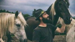 "Богат съм душевно". Какъв е животът с 22 коня в Рила (видео)