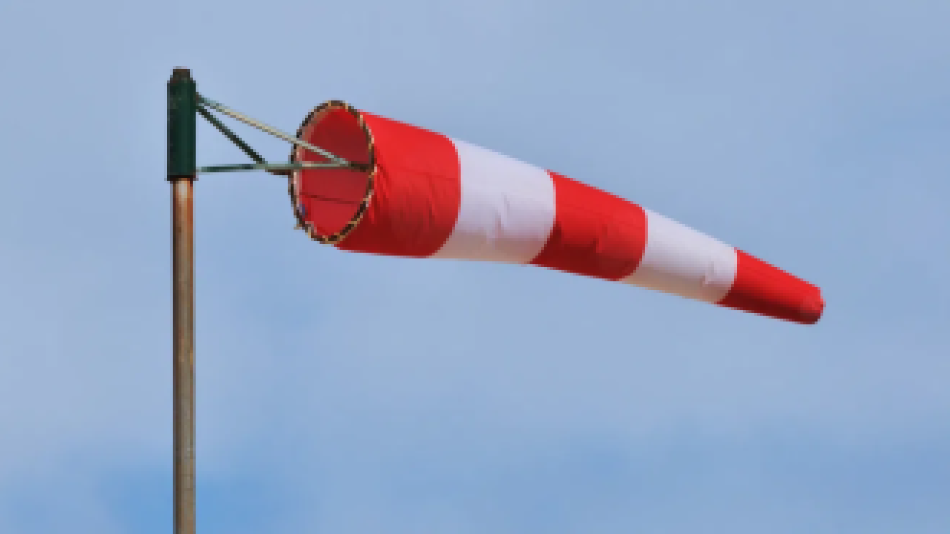 Времето: Опасно силен вятър и поледици в понеделник