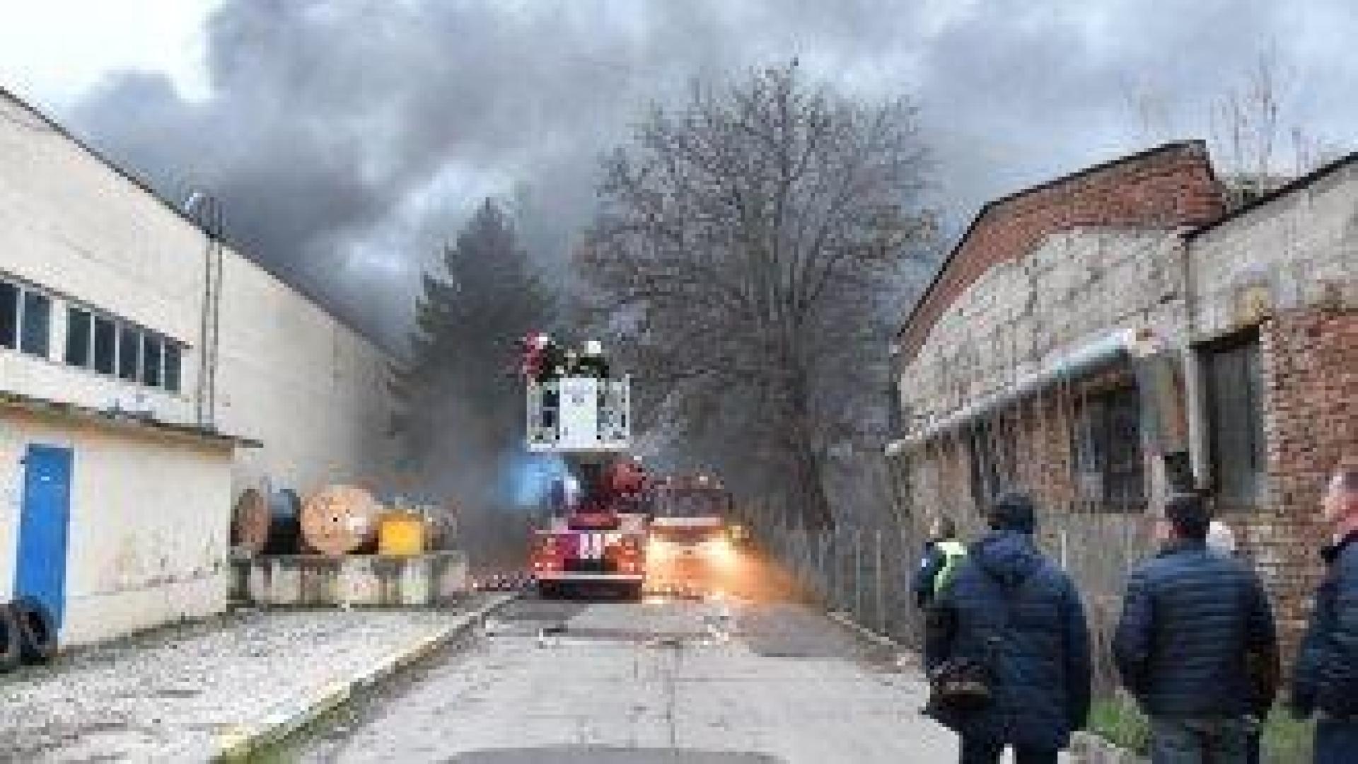 Пожар в хасковски склад за соларни панели и батерии