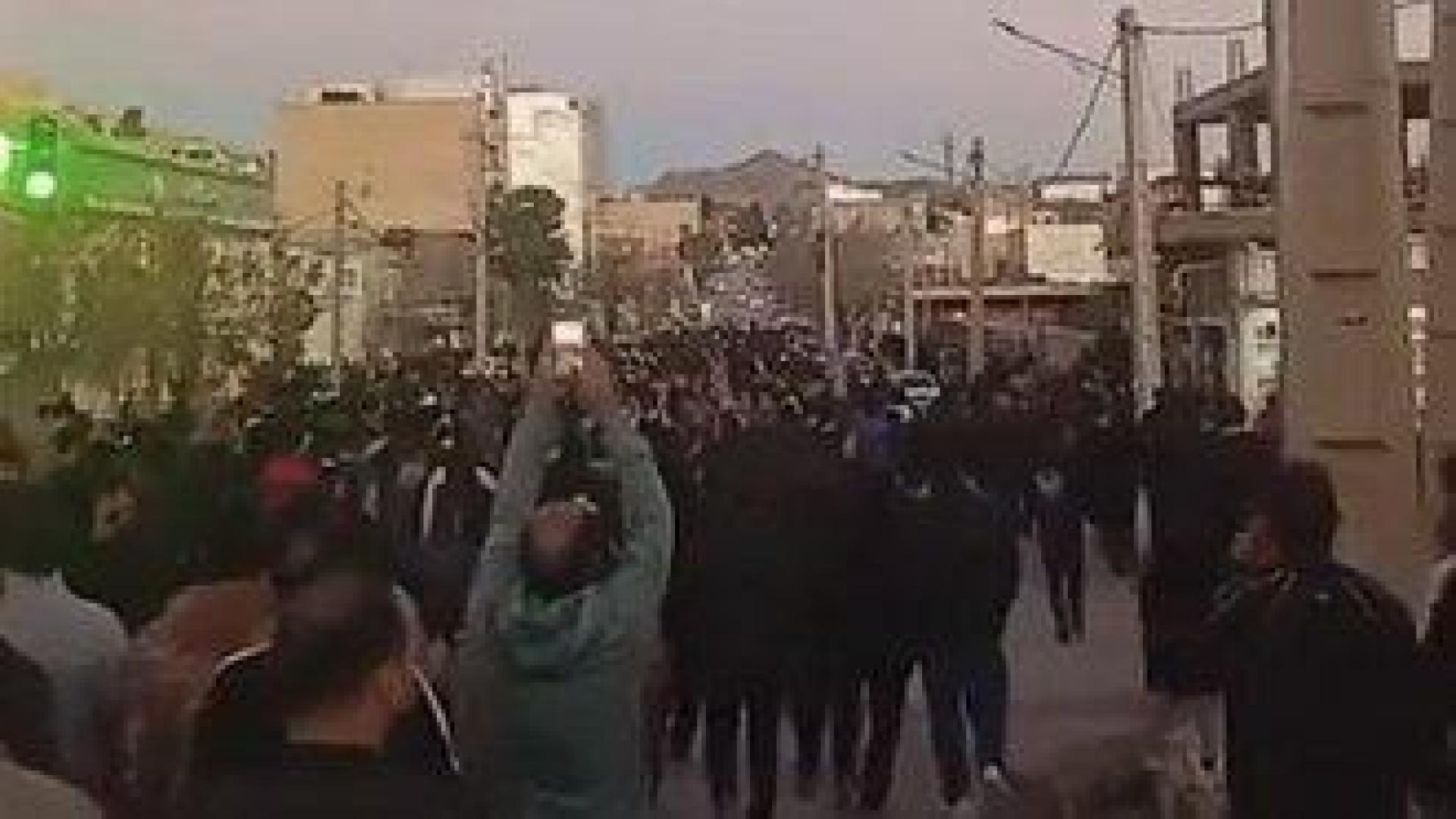 Протестиращи в Иран поеха контрола над два града