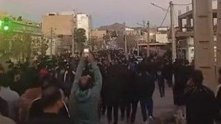 Протестиращи в Иран поеха контрола над два града