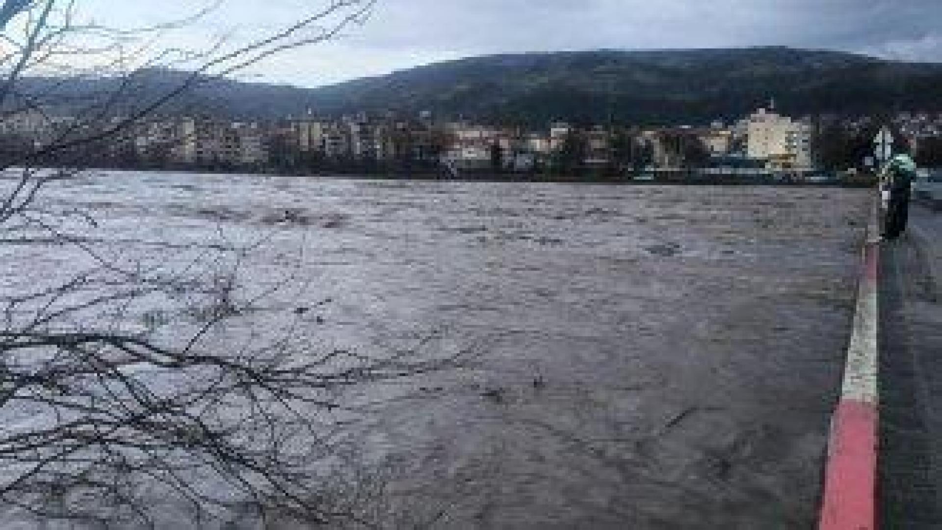 Бедственото положение в Крумовград остава, баща и син са спасени