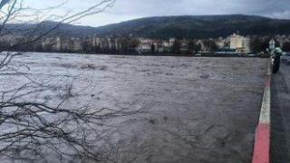 Бедственото положение в Крумовград остава, баща и син са спасени