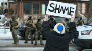 Имиграционните власти в САЩ хладнокръвно застреляха жена, започнаха масови протести