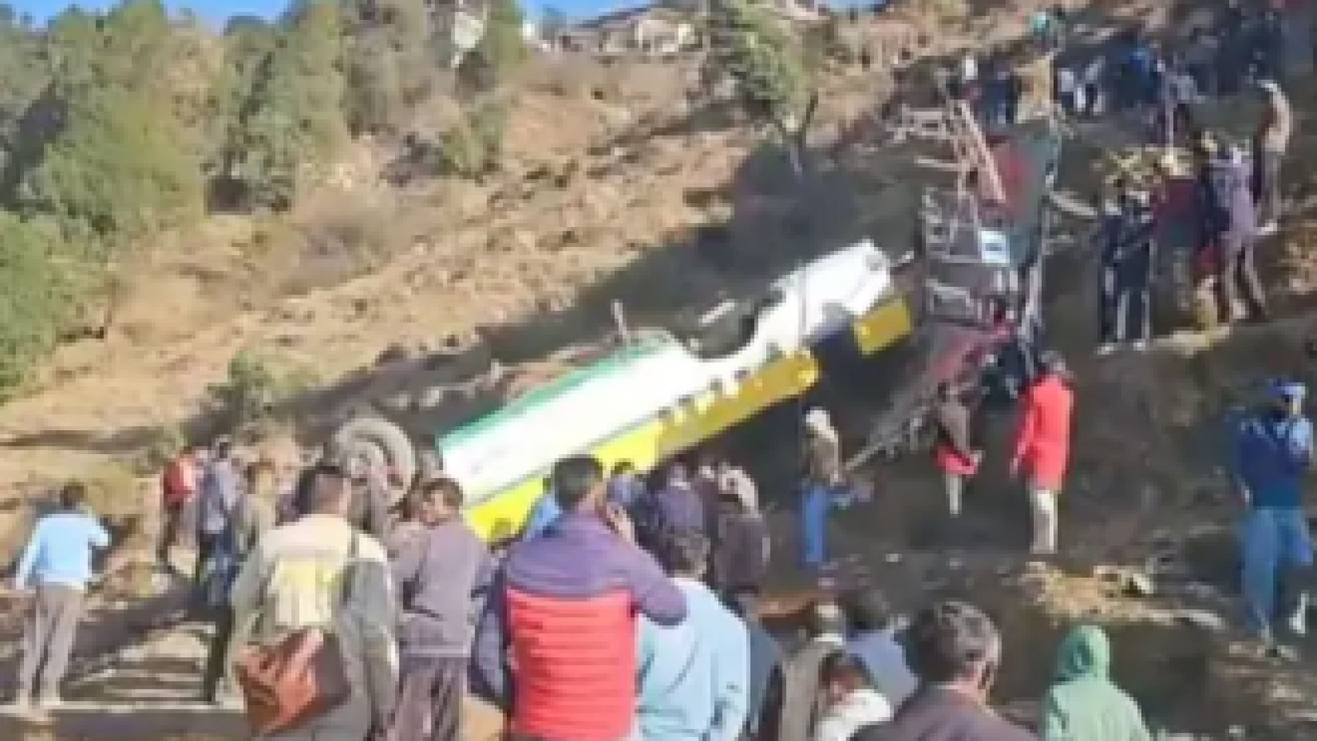 Претъпкан автобус падна в пропаст в Индия и взе поне 14 жертви