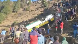 Претъпкан автобус падна в пропаст в Индия и взе поне 14 жертви