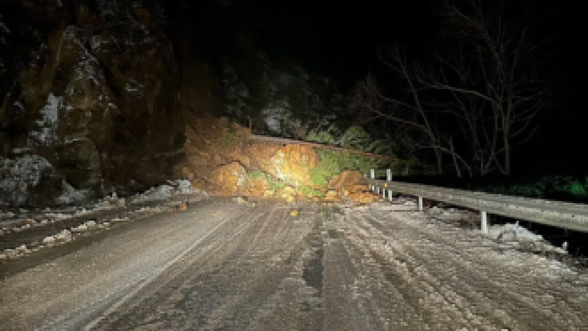 Паднала скала затвори пътя Смолян-Девин