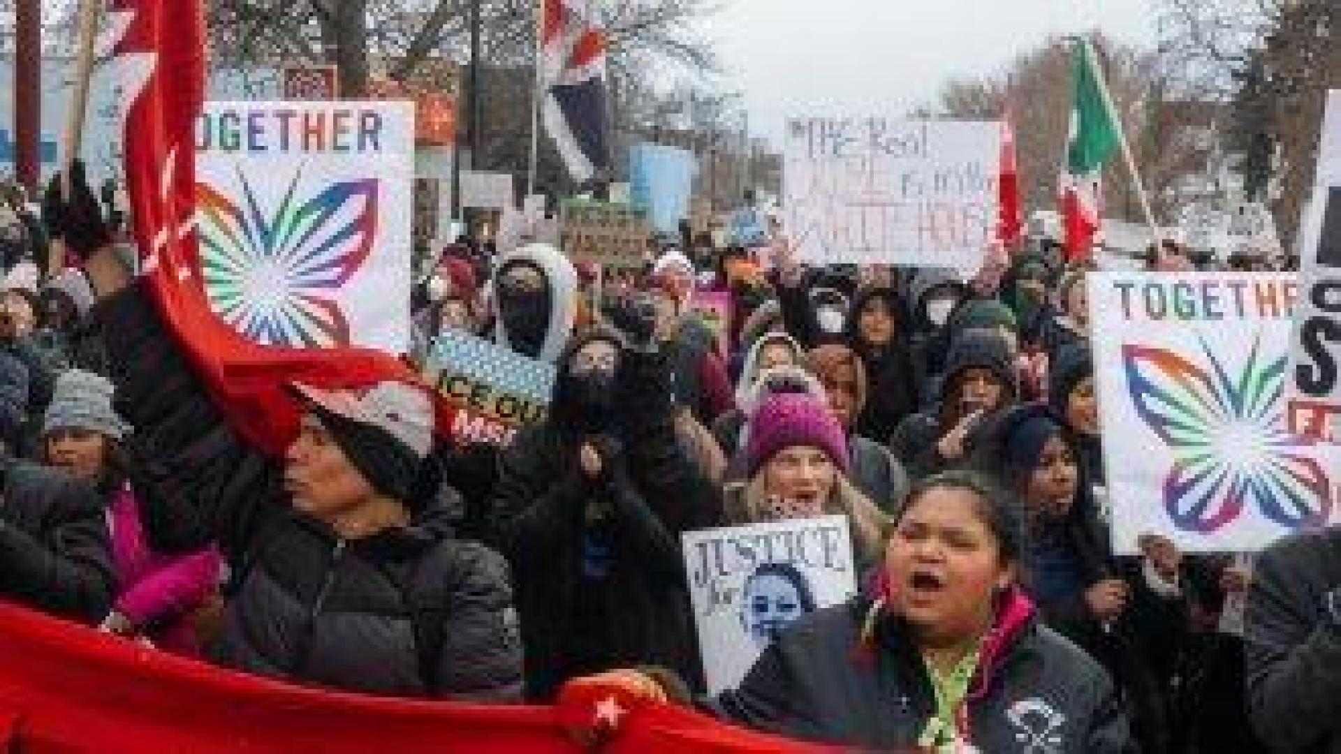 Десетки арести на хилядния марш в Минеаполис срещу имиграционните служби