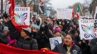 Десетки арести на хилядния марш в Минеаполис срещу имиграционните служби