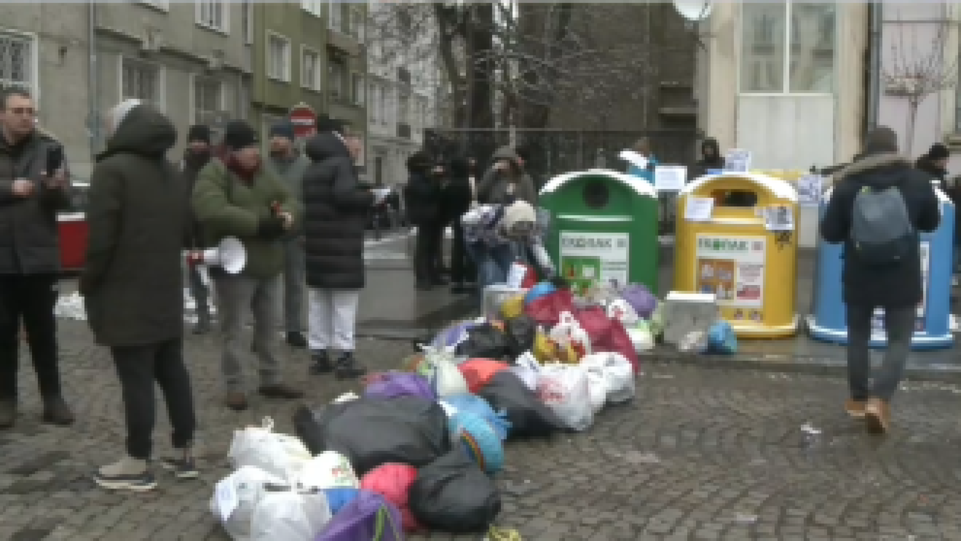 Барикада от боклуци пред Столична община поиска оставка от кмета