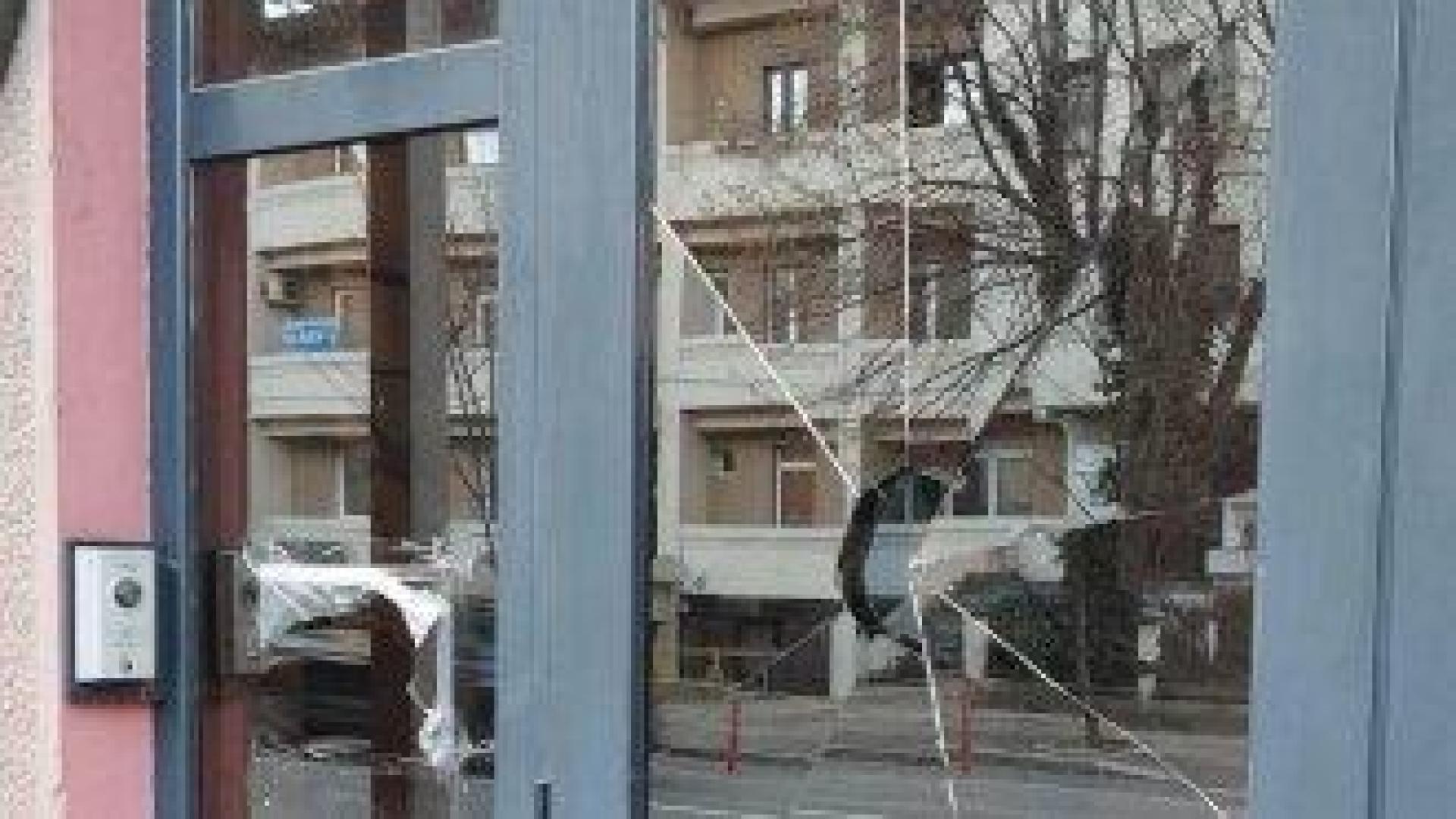 Вандал потроши вратата на посолството ни в Скопие