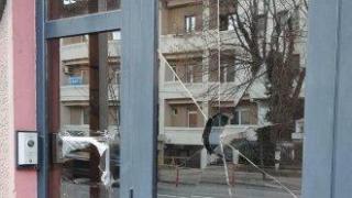 Вандал потроши вратата на посолството ни в Скопие