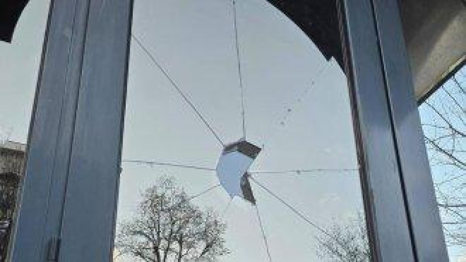 Има задържан за потрошената врата на българското посолство в Скохие