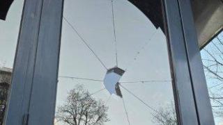 Има задържан за потрошената врата на българското посолство в Скохие