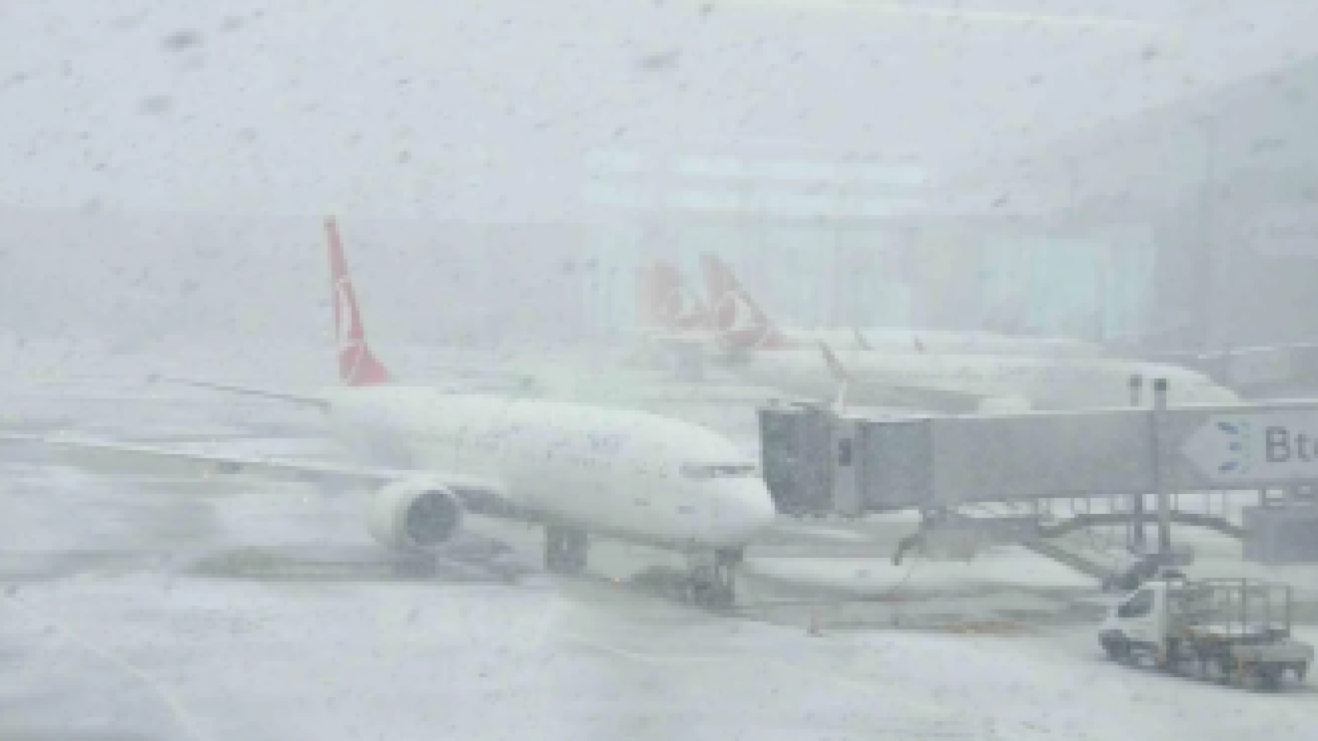 Затворени летища и отменени полети в Европа заради заледяване и снеговалежи