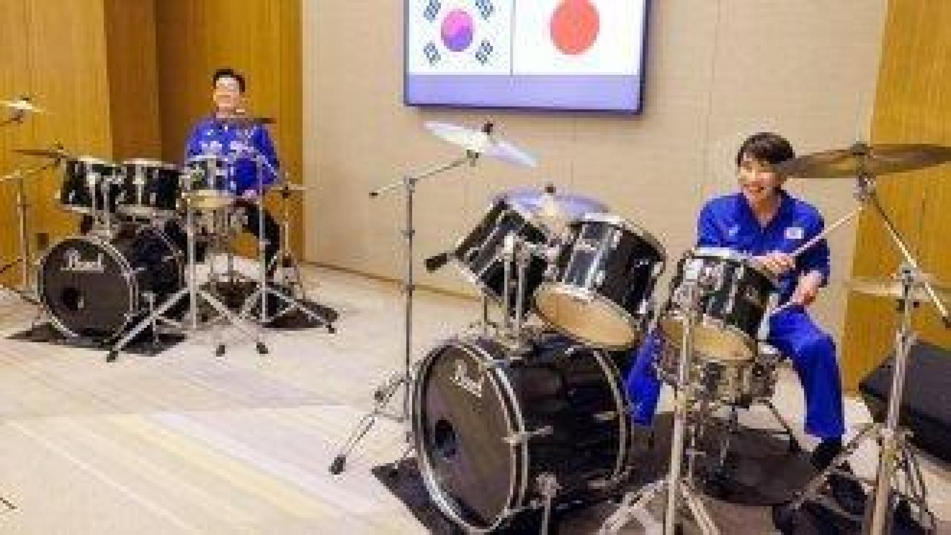 След срещата си лидерите на Япония и Южна Корея свириха кей-поп хитове на барабани