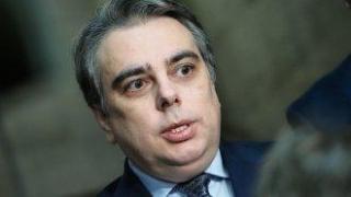 Асен Василев и "Информационно обслужване" разменят реплики за манипулации