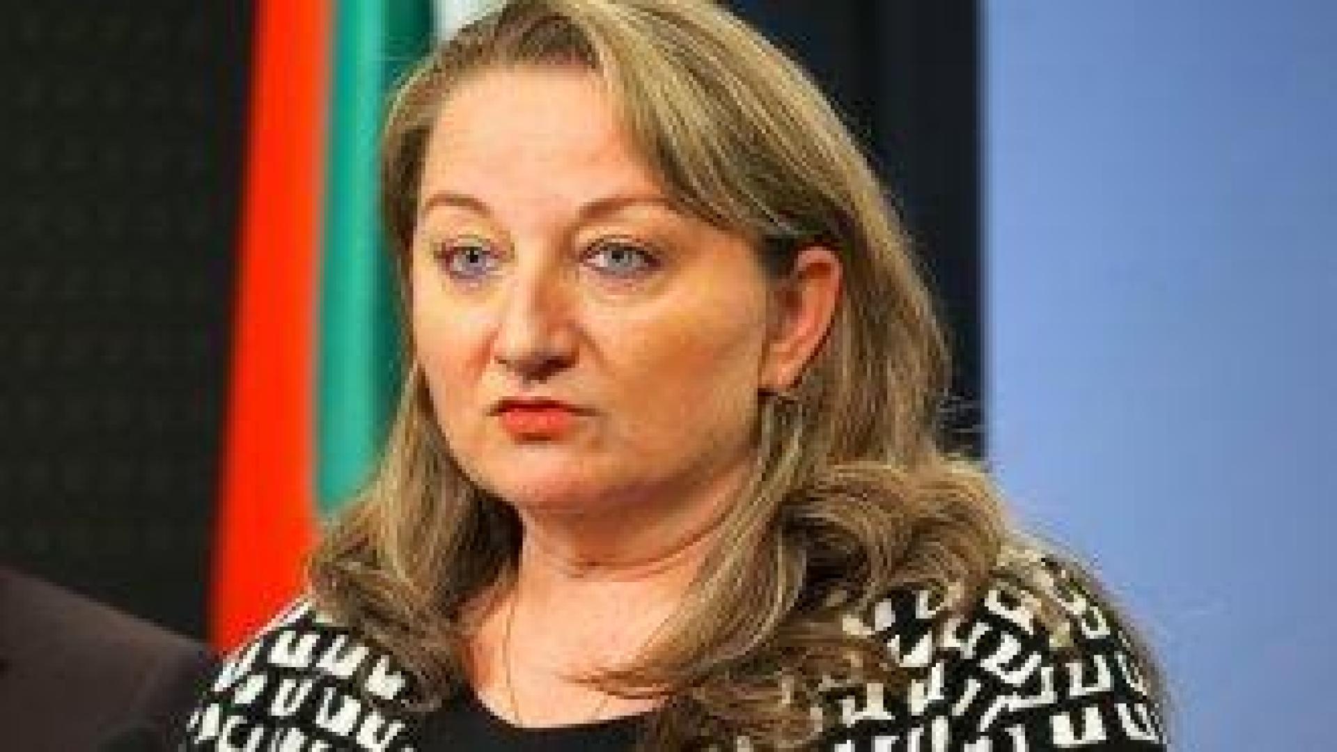 Сачева: Радев иска да е едновременно гълъб на мира и ястреб на суверинитета