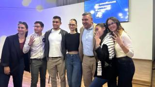 Кандев води пред Гюров